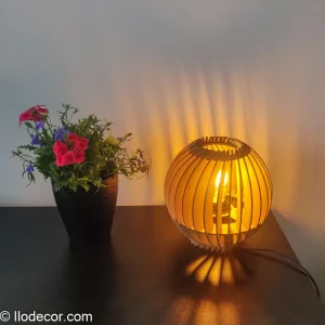 lampe boule de bois allumée